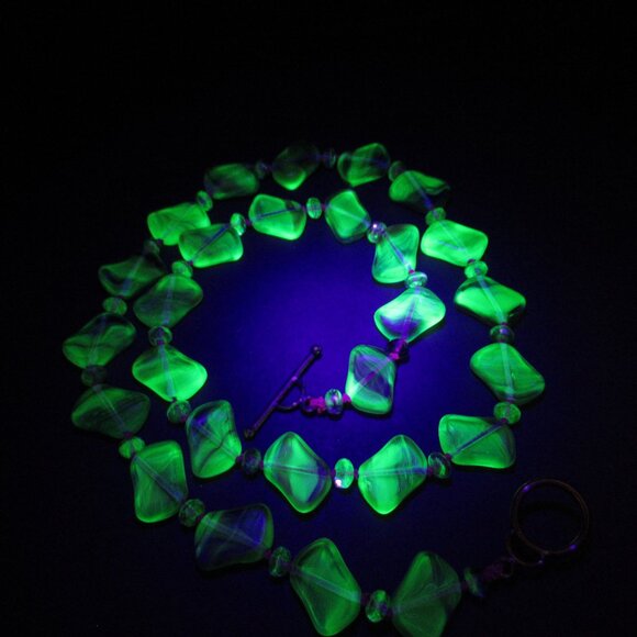 Uranium glass bead Necklace - Picture 9 of 9